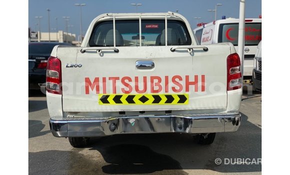 Sayi Imported Mitsubishi L200 White Mota in Import - Dubai a Ashanti Sayi Imported Mitsubishi L200 White Mota in Import - Dubai a Ashanti