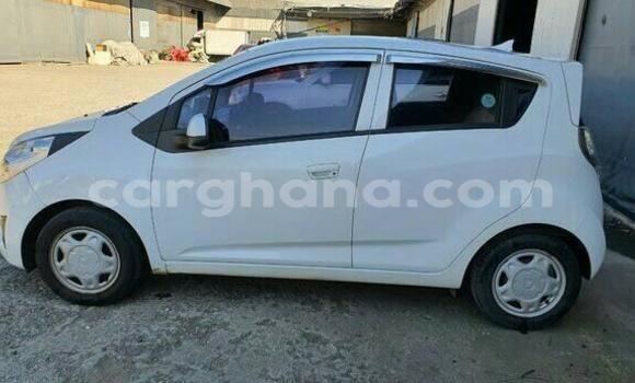 Sayi Na hannu Chevrolet Spark White Mota in Accra a Greater Accra