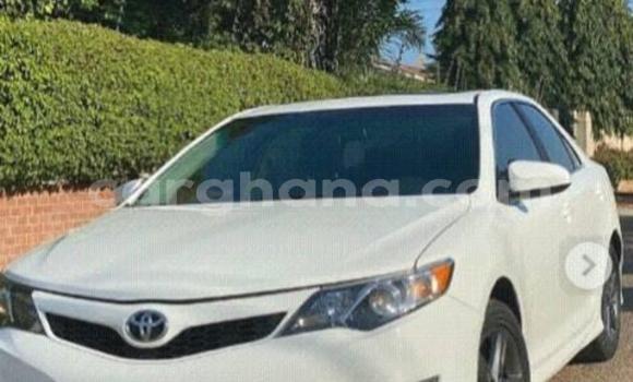 Ra Àlòkù Toyota Camry funfun Ọkọ̀ in Accra ni Greater Accra