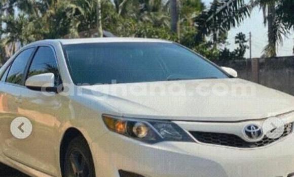 Ra Àlòkù Toyota Camry funfun Ọkọ̀ in Accra ni Greater Accra Ra Àlòkù Toyota Camry funfun Ọkọ̀ in Accra ni Greater Accra