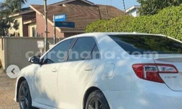 Ra Àlòkù Toyota Camry funfun Ọkọ̀ in Accra ni Greater Accra Ra Àlòkù Toyota Camry funfun Ọkọ̀ in Accra ni Greater Accra