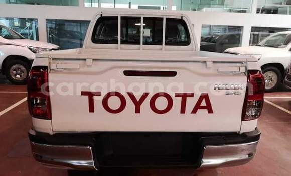 Ra Imported Toyota Hilux Surf funfun Ọkọ̀ in Sekondi–Takoradi Metropolitan ni Oorun Ra Imported Toyota Hilux Surf funfun Ọkọ̀ in Sekondi–Takoradi Metropolitan ni Oorun