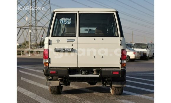 Sayi Imported Toyota Land Cruiser White Mota in Import - Dubai a Ashanti Sayi Imported Toyota Land Cruiser White Mota in Import - Dubai a Ashanti