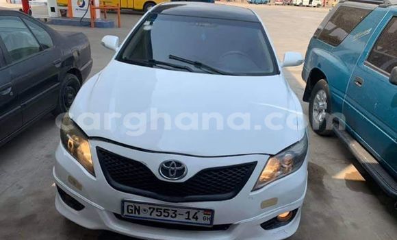 Ra Àlòkù Toyota Camry funfun Ọkọ̀ in Accra ni Greater Accra Ra Àlòkù Toyota Camry funfun Ọkọ̀ in Accra ni Greater Accra