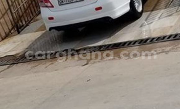 Ra Àlòkù Toyota Camry funfun Ọkọ̀ in Accra ni Greater Accra Ra Àlòkù Toyota Camry funfun Ọkọ̀ in Accra ni Greater Accra