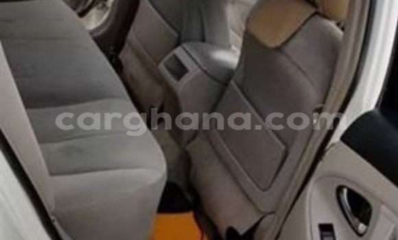 Ra Àlòkù Toyota Camry funfun Ọkọ̀ in Accra ni Greater Accra Ra Àlòkù Toyota Camry funfun Ọkọ̀ in Accra ni Greater Accra