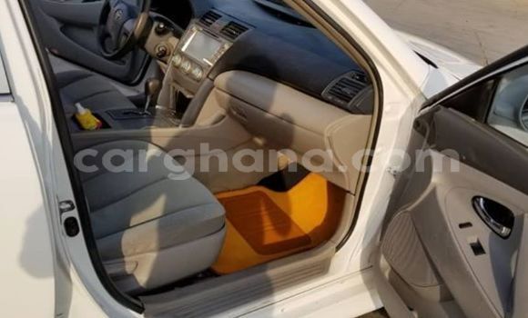 Ra Àlòkù Toyota Camry funfun Ọkọ̀ in Accra ni Greater Accra Ra Àlòkù Toyota Camry funfun Ọkọ̀ in Accra ni Greater Accra
