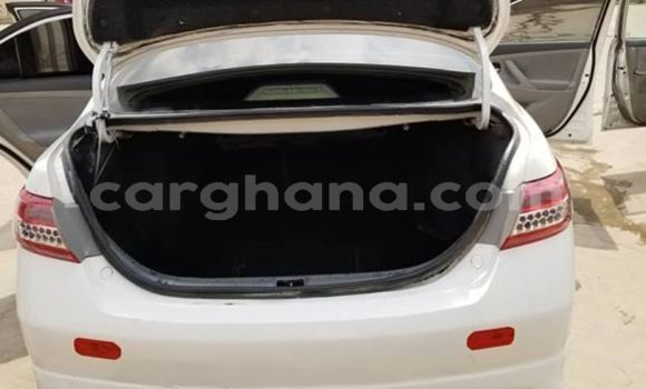 Ra Àlòkù Toyota Camry funfun Ọkọ̀ in Accra ni Greater Accra Ra Àlòkù Toyota Camry funfun Ọkọ̀ in Accra ni Greater Accra