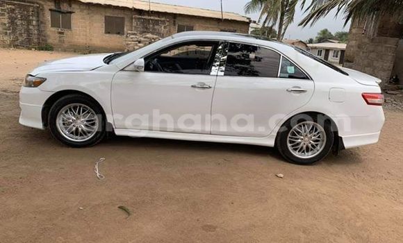 Ra Àlòkù Toyota Camry funfun Ọkọ̀ in Accra ni Greater Accra Ra Àlòkù Toyota Camry funfun Ọkọ̀ in Accra ni Greater Accra