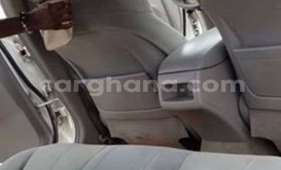 Ra Àlòkù Toyota Camry funfun Ọkọ̀ in Accra ni Greater Accra Ra Àlòkù Toyota Camry funfun Ọkọ̀ in Accra ni Greater Accra