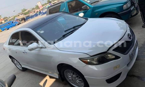 Ra Àlòkù Toyota Camry funfun Ọkọ̀ in Accra ni Greater Accra Ra Àlòkù Toyota Camry funfun Ọkọ̀ in Accra ni Greater Accra