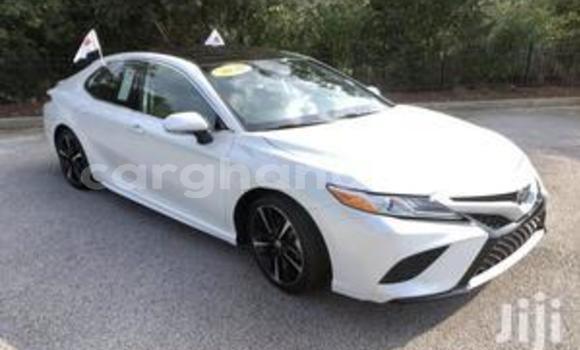 Ra Tuntun Toyota Camry funfun Ọkọ̀ in Accra ni Greater Accra Ra Tuntun Toyota Camry funfun Ọkọ̀ in Accra ni Greater Accra