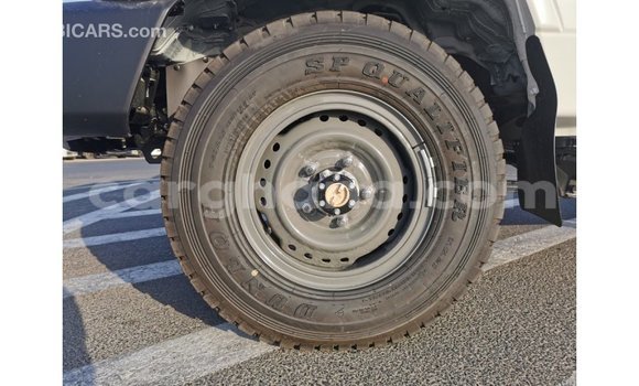 Sayi Imported Toyota Land Cruiser White Mota in Import - Dubai a Ashanti Sayi Imported Toyota Land Cruiser White Mota in Import - Dubai a Ashanti