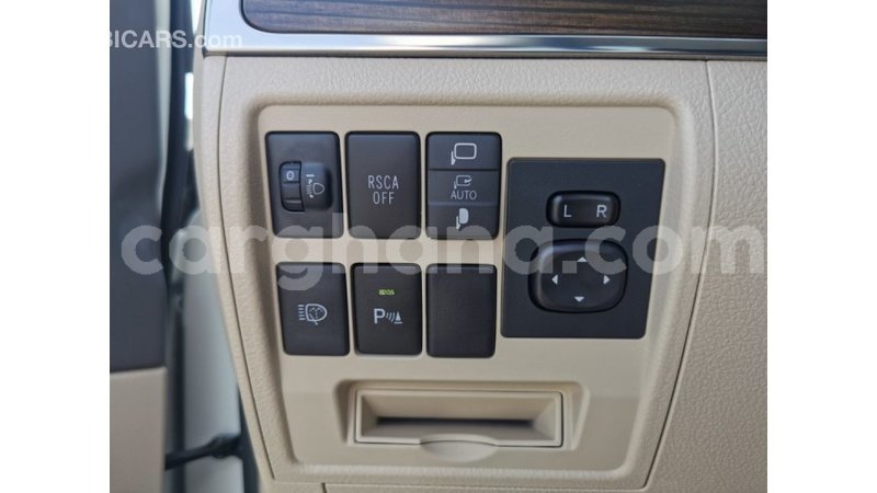 Big with watermark toyota land cruiser ashanti import dubai 13526