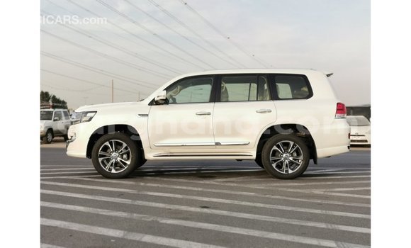Sayi Imported Toyota Land Cruiser White Mota in Import - Dubai a Ashanti Sayi Imported Toyota Land Cruiser White Mota in Import - Dubai a Ashanti