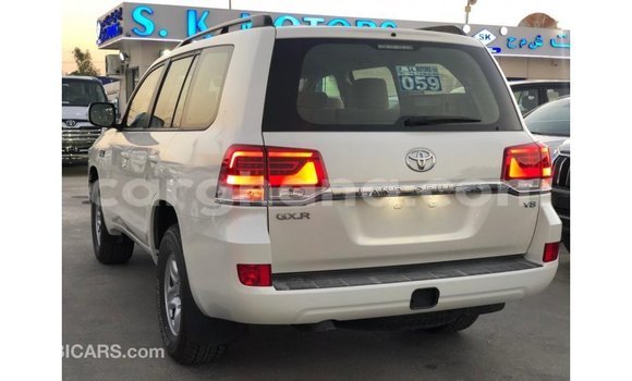 Sayi Imported Toyota Land Cruiser White Mota in Import - Dubai a Ashanti Sayi Imported Toyota Land Cruiser White Mota in Import - Dubai a Ashanti