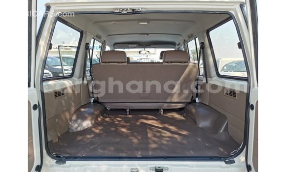 Sayi Imported Toyota Land Cruiser White Mota in Import - Dubai a Ashanti Sayi Imported Toyota Land Cruiser White Mota in Import - Dubai a Ashanti