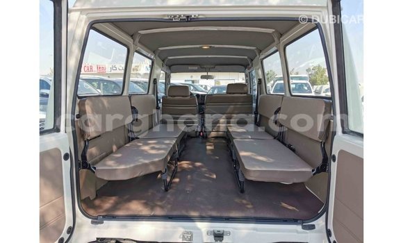 Sayi Imported Toyota Land Cruiser White Mota in Import - Dubai a Ashanti Sayi Imported Toyota Land Cruiser White Mota in Import - Dubai a Ashanti