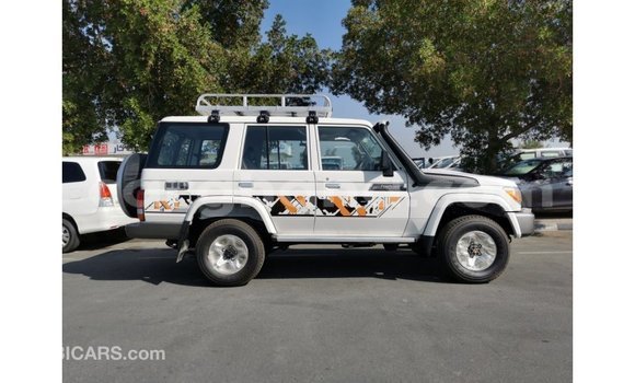 Sayi Imported Toyota Land Cruiser White Mota in Import - Dubai a Ashanti Sayi Imported Toyota Land Cruiser White Mota in Import - Dubai a Ashanti