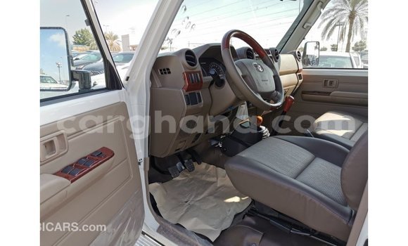 Sayi Imported Toyota Land Cruiser White Mota in Import - Dubai a Ashanti Sayi Imported Toyota Land Cruiser White Mota in Import - Dubai a Ashanti