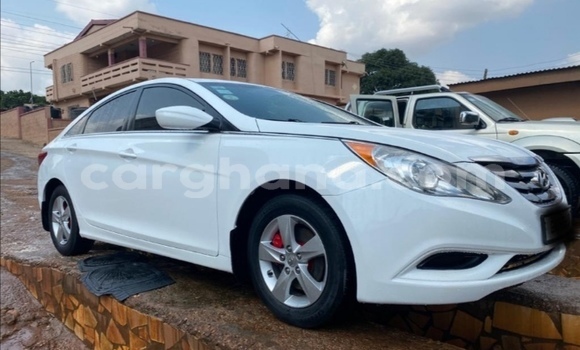 Ra Àlòkù Hyundai Sonata funfun Ọkọ̀ in Iwọn didun ni Oorun