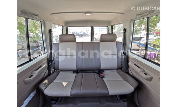 Sayi Imported Toyota Land Cruiser White Mota in Import - Dubai a Ashanti Sayi Imported Toyota Land Cruiser White Mota in Import - Dubai a Ashanti