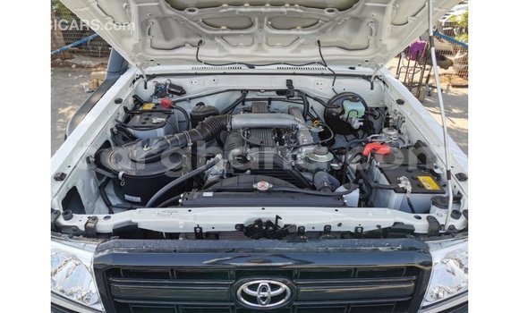 Sayi Imported Toyota Land Cruiser White Mota in Import - Dubai a Ashanti Sayi Imported Toyota Land Cruiser White Mota in Import - Dubai a Ashanti