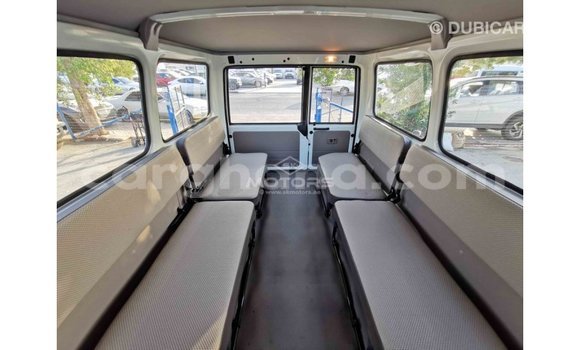 Sayi Imported Toyota Land Cruiser White Mota in Import - Dubai a Ashanti Sayi Imported Toyota Land Cruiser White Mota in Import - Dubai a Ashanti