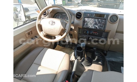 Sayi Imported Toyota Land Cruiser White Mota in Import - Dubai a Ashanti Sayi Imported Toyota Land Cruiser White Mota in Import - Dubai a Ashanti