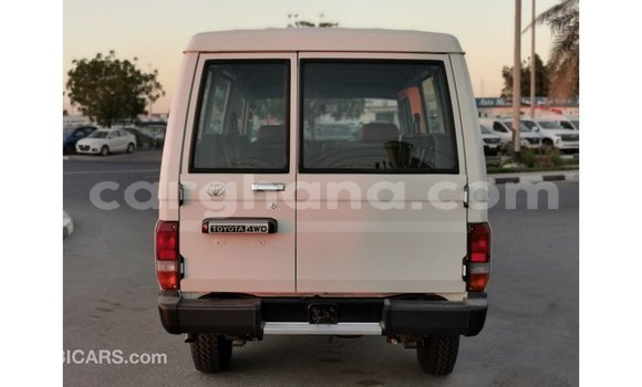 Sayi Imported Toyota Land Cruiser White Mota in Import - Dubai a Ashanti Sayi Imported Toyota Land Cruiser White Mota in Import - Dubai a Ashanti