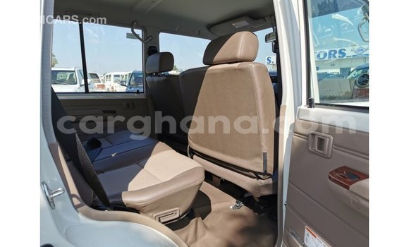 Sayi Imported Toyota Land Cruiser White Mota in Import - Dubai a Ashanti Sayi Imported Toyota Land Cruiser White Mota in Import - Dubai a Ashanti