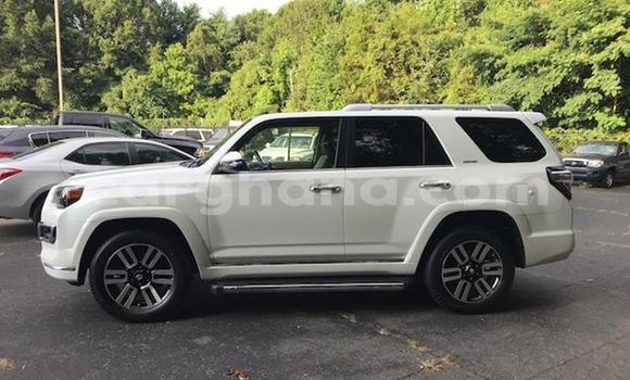 Ra Àlòkù Toyota 4Runner funfun Ọkọ̀ in Accra ni Greater Accra Ra Àlòkù Toyota 4Runner funfun Ọkọ̀ in Accra ni Greater Accra