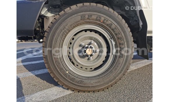 Sayi Imported Toyota Land Cruiser White Mota in Import - Dubai a Ashanti Sayi Imported Toyota Land Cruiser White Mota in Import - Dubai a Ashanti