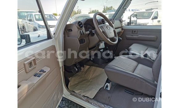 Buy Import Toyota Land Cruiser White Car in Import - Dubai in Ashanti Buy Import Toyota Land Cruiser White Car in Import - Dubai in Ashanti