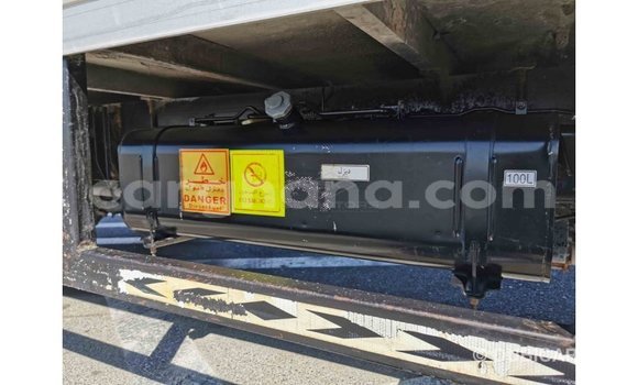 Buy Import Mitsubishi Carisma White Car in Import - Dubai in Ashanti Buy Import Mitsubishi Carisma White Car in Import - Dubai in Ashanti