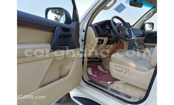 Sayi Imported Toyota Land Cruiser White Mota in Import - Dubai a Ashanti Sayi Imported Toyota Land Cruiser White Mota in Import - Dubai a Ashanti