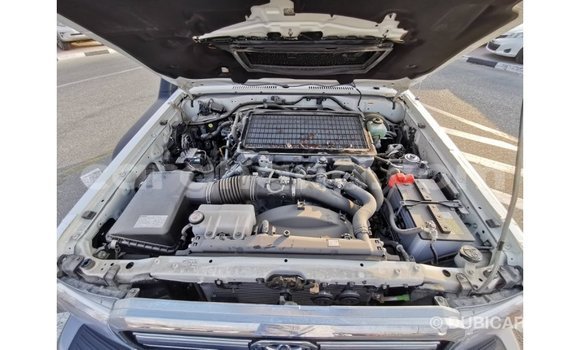 Sayi Imported Toyota Land Cruiser White Mota in Import - Dubai a Ashanti Sayi Imported Toyota Land Cruiser White Mota in Import - Dubai a Ashanti