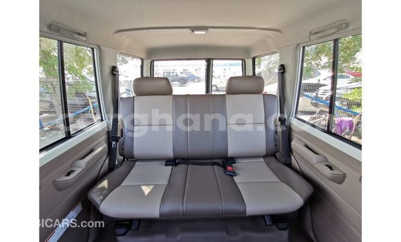Sayi Imported Toyota Land Cruiser White Mota in Import - Dubai a Ashanti Sayi Imported Toyota Land Cruiser White Mota in Import - Dubai a Ashanti