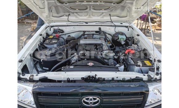 Sayi Imported Toyota Land Cruiser White Mota in Import - Dubai a Ashanti Sayi Imported Toyota Land Cruiser White Mota in Import - Dubai a Ashanti