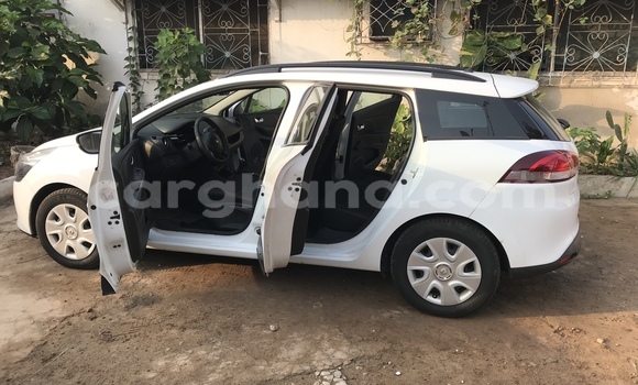 Ra Àlòkù Renault Clio funfun Ọkọ̀ in Accra ni Greater Accra Ra Àlòkù Renault Clio funfun Ọkọ̀ in Accra ni Greater Accra