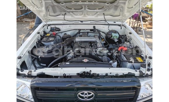 Sayi Imported Toyota Land Cruiser White Mota in Import - Dubai a Ashanti Sayi Imported Toyota Land Cruiser White Mota in Import - Dubai a Ashanti
