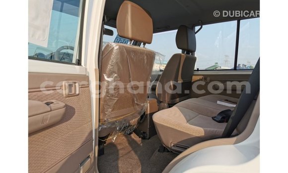 Sayi Imported Toyota Land Cruiser White Mota in Import - Dubai a Ashanti Sayi Imported Toyota Land Cruiser White Mota in Import - Dubai a Ashanti