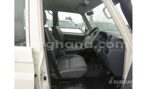 Sayi Imported Toyota Land Cruiser White Mota in Import - Dubai a Ashanti Sayi Imported Toyota Land Cruiser White Mota in Import - Dubai a Ashanti