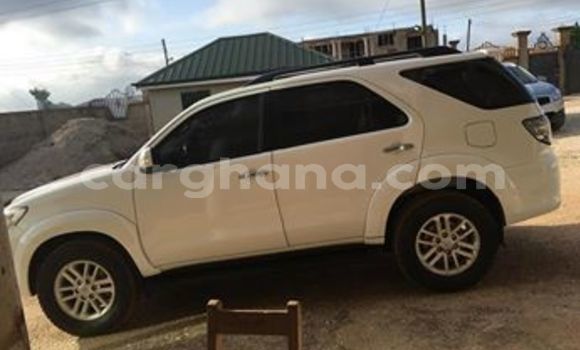 Sayi Na hannu Toyota Fortuner White Mota in Accra a Greater Accra Sayi Na hannu Toyota Fortuner White Mota in Accra a Greater Accra