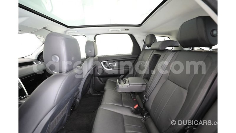 Big with watermark land rover discovery ashanti import dubai 17984