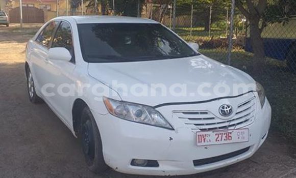 Ra Àlòkù Toyota Camry funfun Ọkọ̀ in Tema ni Greater Accra Ra Àlòkù Toyota Camry funfun Ọkọ̀ in Tema ni Greater Accra