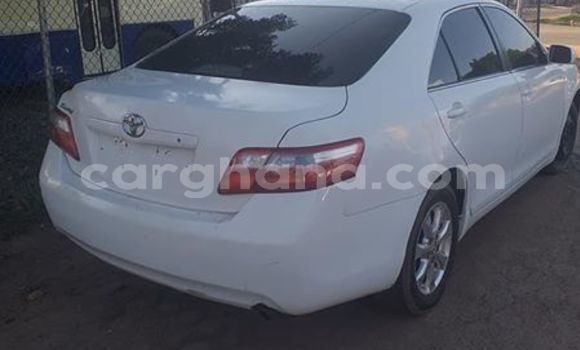 Ra Àlòkù Toyota Camry funfun Ọkọ̀ in Tema ni Greater Accra Ra Àlòkù Toyota Camry funfun Ọkọ̀ in Tema ni Greater Accra