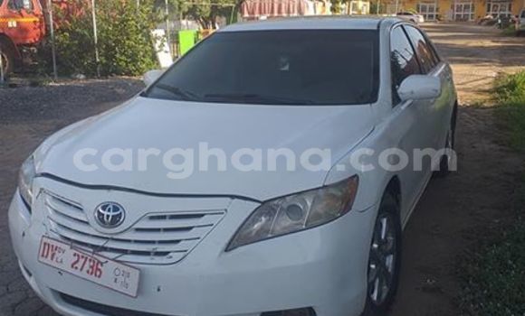 Ra Àlòkù Toyota Camry funfun Ọkọ̀ in Tema ni Greater Accra Ra Àlòkù Toyota Camry funfun Ọkọ̀ in Tema ni Greater Accra