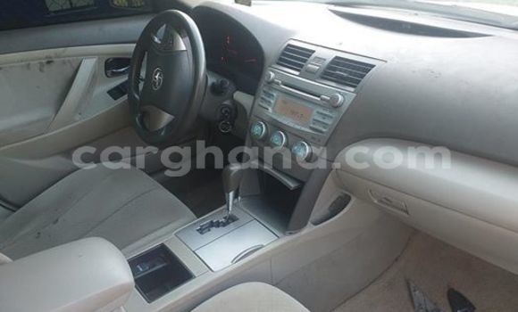 Ra Àlòkù Toyota Camry funfun Ọkọ̀ in Tema ni Greater Accra Ra Àlòkù Toyota Camry funfun Ọkọ̀ in Tema ni Greater Accra