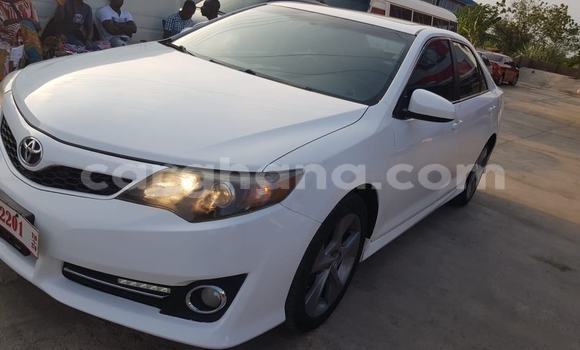Ra Àlòkù Toyota Camry funfun Ọkọ̀ in Accra ni Greater Accra